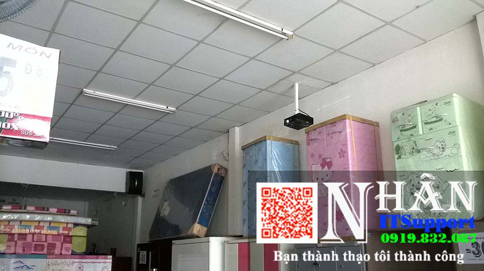 Treo máy chiếu tại cửa hàng nội thất Âu Á