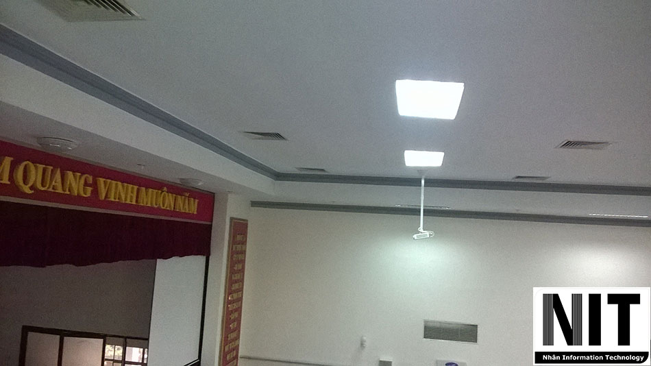 Treo máy chiếu tại Thành Ủy Cần Thơ