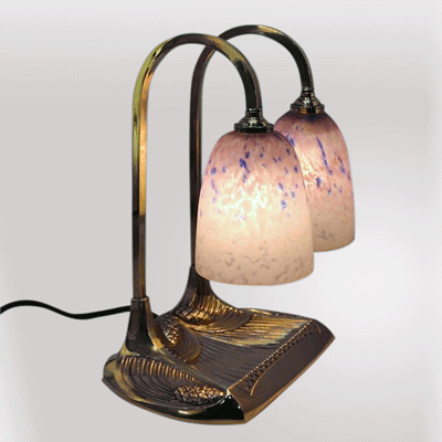 Chiếc đèn bàn đôi "Double Bronze Table Lamp" – Biểu tượng nghệ thuật thủy tinh đầu thế kỷ 20