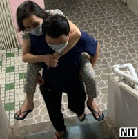 Thầy giáo 4 năm cõng vợ chạy thận: "Dù thế nào ba cũng không buông mẹ ra"
