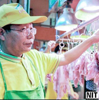 Giấu bằng ĐH danh giá, giả mù chữ để đi bán thịt lợn, 20 năm sau bất ngờ trở thành tỷ phú nổi tiếng của đất nước tỷ dân